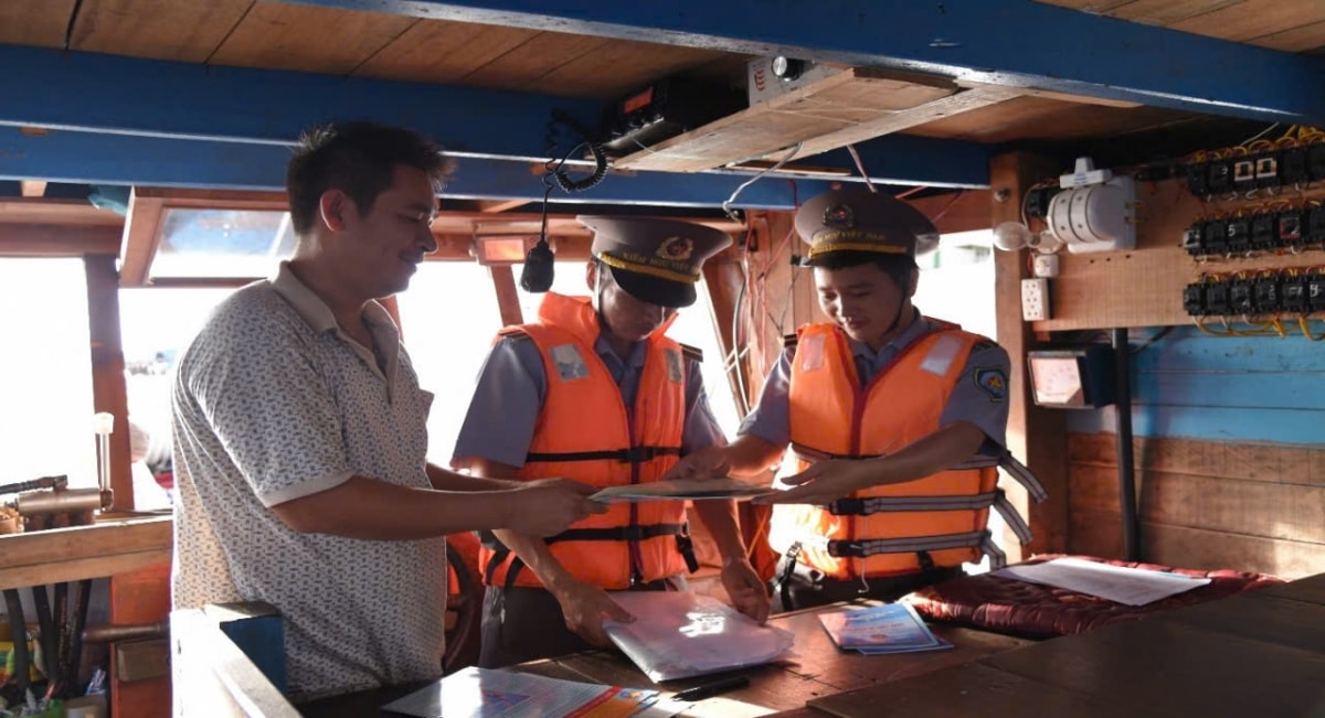 kiểm ngư số 3 siết chặt tuần tra, xử lý nghiêm vi phạm iuu trên biển miền trung hình ảnh 3 kiem ngu so 3 siet chat tuan tra, xu ly nghiem vi pham iuu tren bien mien trung hinh anh 3