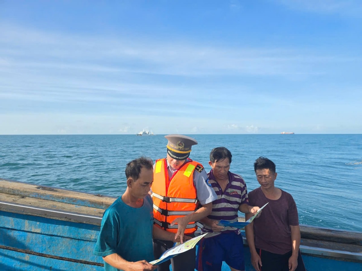 kiểm ngư số 3 siết chặt tuần tra, xử lý nghiêm vi phạm iuu trên biển miền trung hình ảnh 2 kiem ngu so 3 siet chat tuan tra, xu ly nghiem vi pham iuu tren bien mien trung hinh anh 2