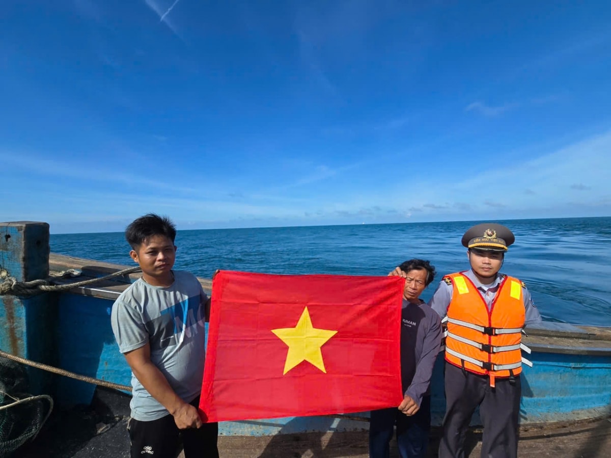 kiểm ngư số 3 siết chặt tuần tra, xử lý nghiêm vi phạm iuu trên biển miền trung hình ảnh 1 kiem ngu so 3 siet chat tuan tra, xu ly nghiem vi pham iuu tren bien mien trung hinh anh 1