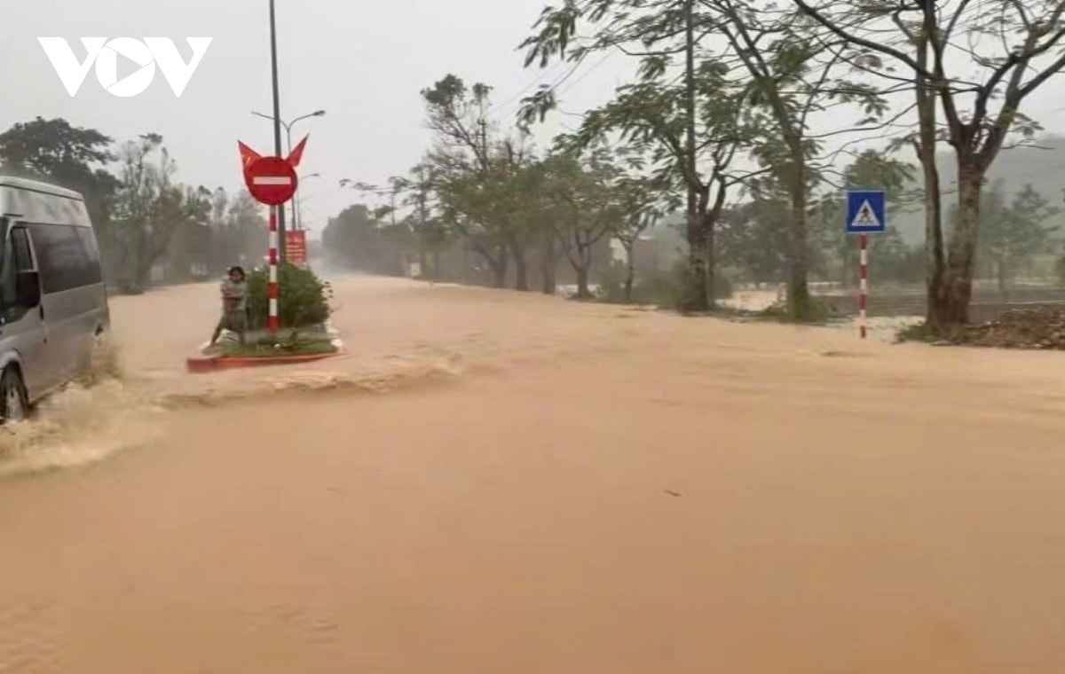 mua lon gay ngap cuc bo, chia cat nhieu doan duong ho chi minh o hue hinh anh 1