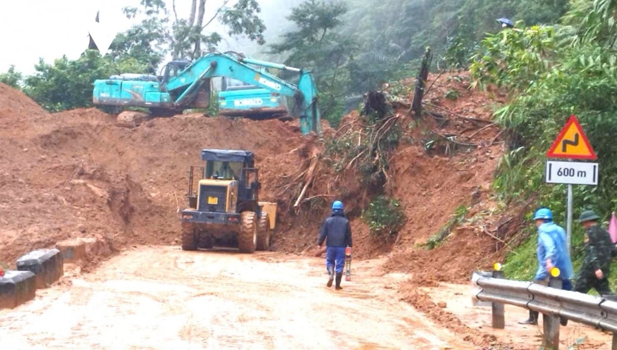 mua lon gay ngap cuc bo, chia cat nhieu doan duong ho chi minh o hue hinh anh 2