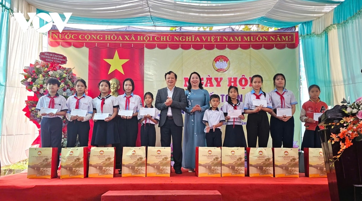 bộ trưởng bộ ngoại giao dự ngày hội Đại đoàn kết toàn dân tộc tại thành phố huế hình ảnh 4 bo truong bo ngoai giao du ngay hoi Dai doan ket toan dan toc tai thanh pho hue hinh anh 4