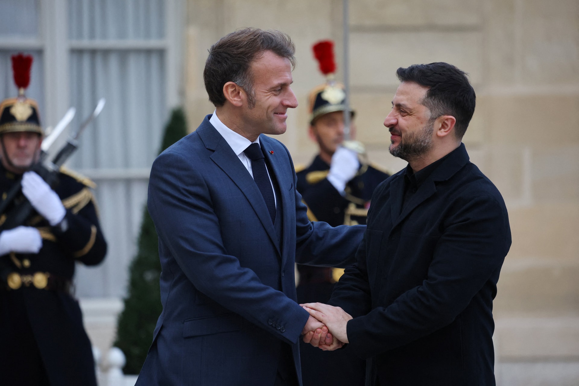 Tổng thống Pháp Emmanuel Macron bắt tay Tổng thống Ukraine Volodymyr Zelensky khi ông tới dự cuộc gặp tại Điện Élysée ở Paris, Pháp, ngày 17/11/2025. (Ảnh: REUTERS/Sarah Meyssonnier)