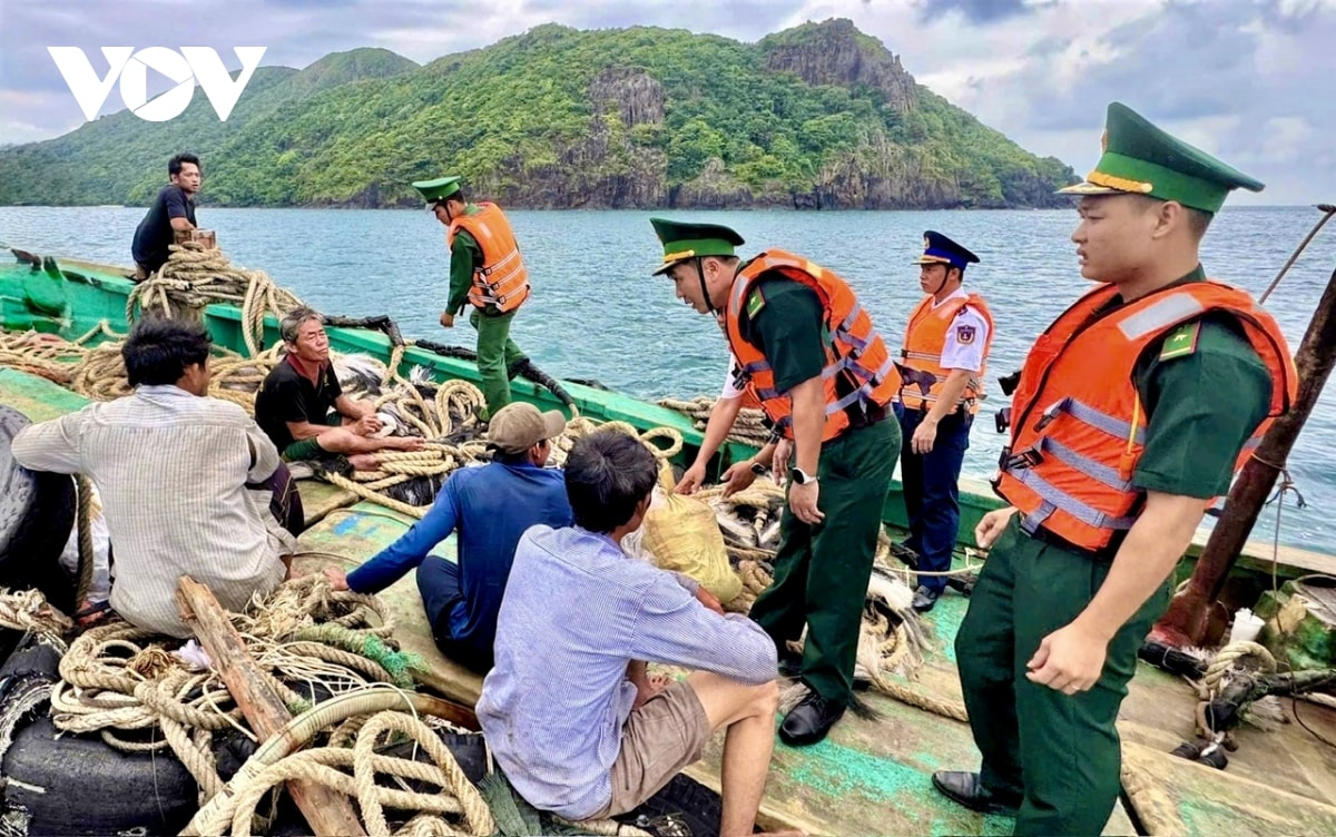 cuu 5 ngu dan tau ca long an bi nan tren bien con Dao hinh anh 1