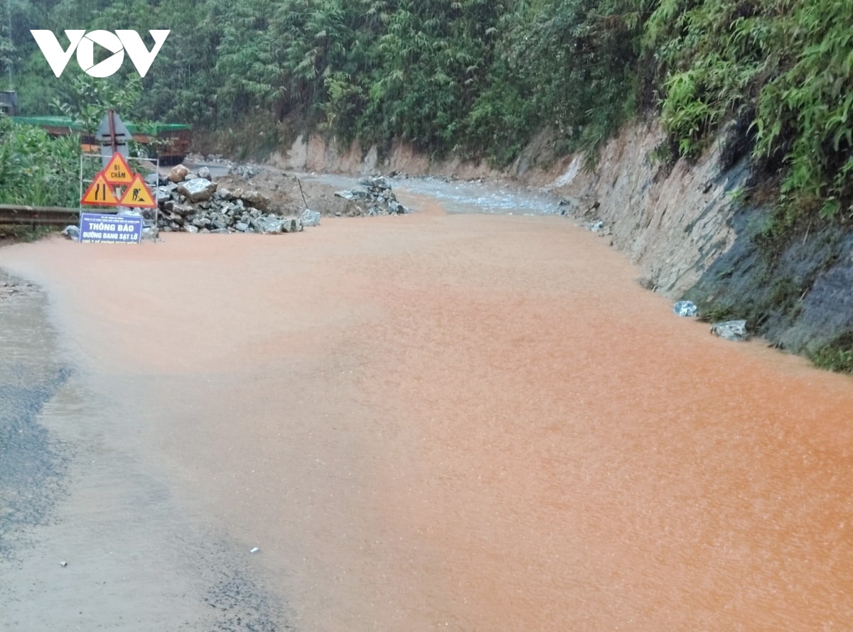 Da nang sat lo lien tiep, giai cuu 2 nguoi dan mac ket giua dong lu hinh anh 2