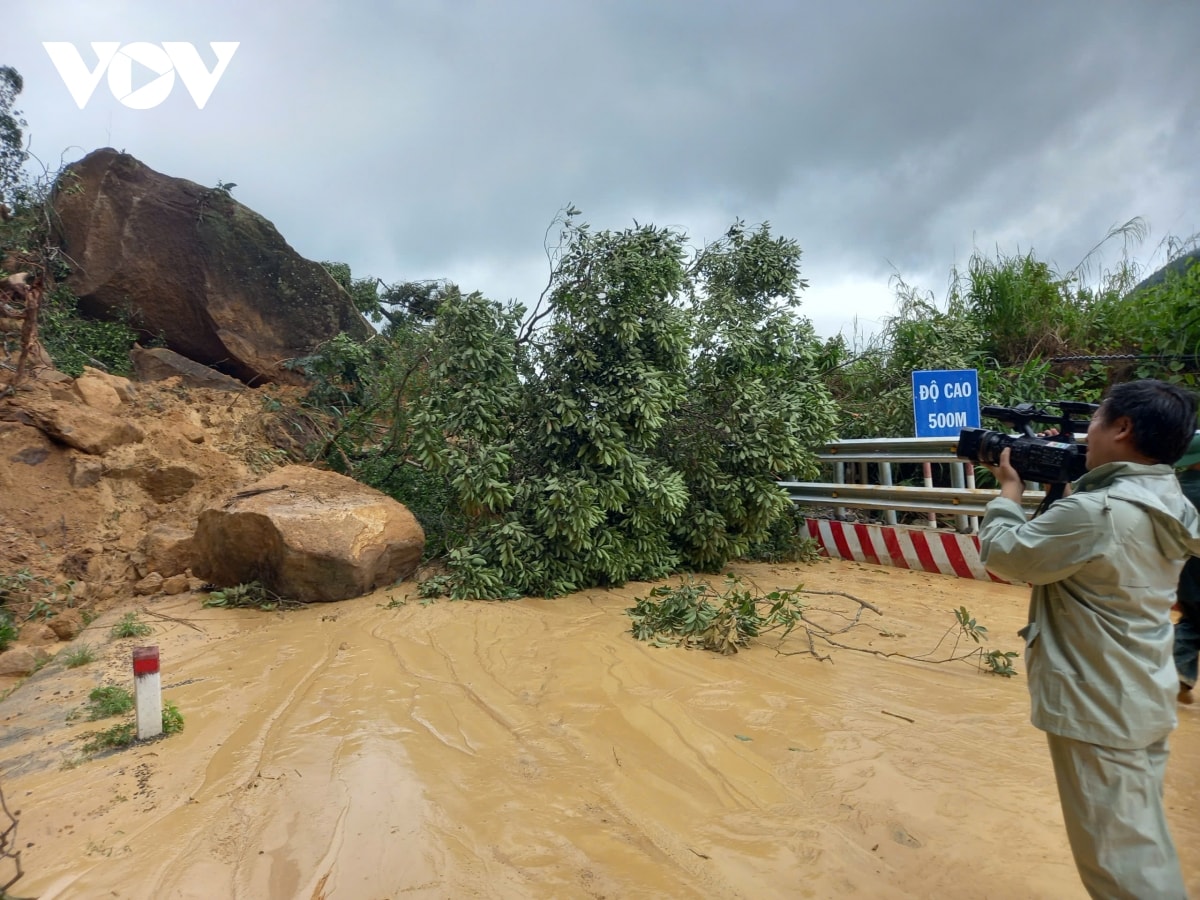 khánh hòa mưa lớn gây ngập sâu nhiều nơi, sạt lở nghiêm trọng trên đèo hình ảnh 2 khanh hoa mua lon gay ngap sau nhieu noi, sat lo nghiem trong tren deo hinh anh 2