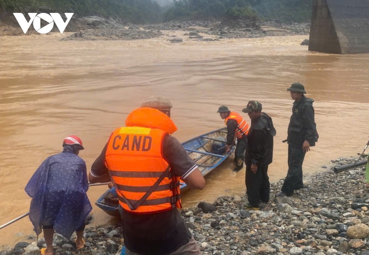 Da nang sat lo lien tiep, giai cuu 2 nguoi dan mac ket giua dong lu hinh anh 1