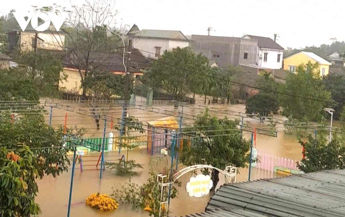 mua lon, hang tram ngoi nha o hue bi ngap, nhieu tuyen giao thong te liet hinh anh 1