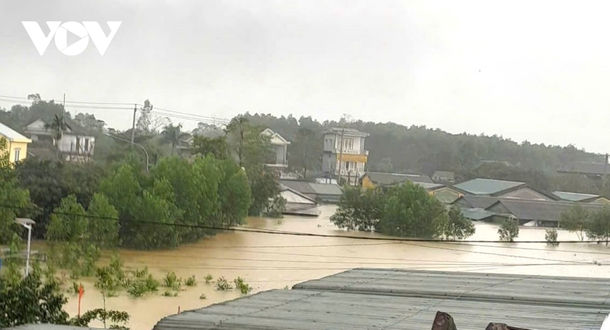 mua lon, hang tram ngoi nha o hue bi ngap, nhieu tuyen giao thong te liet hinh anh 2