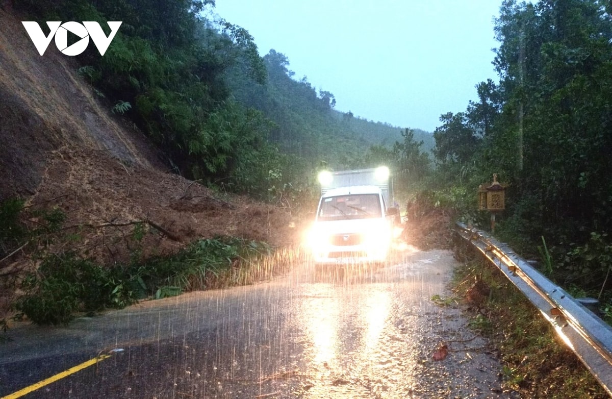 mua lon, hang tram ngoi nha o hue bi ngap, nhieu tuyen giao thong te liet hinh anh 3