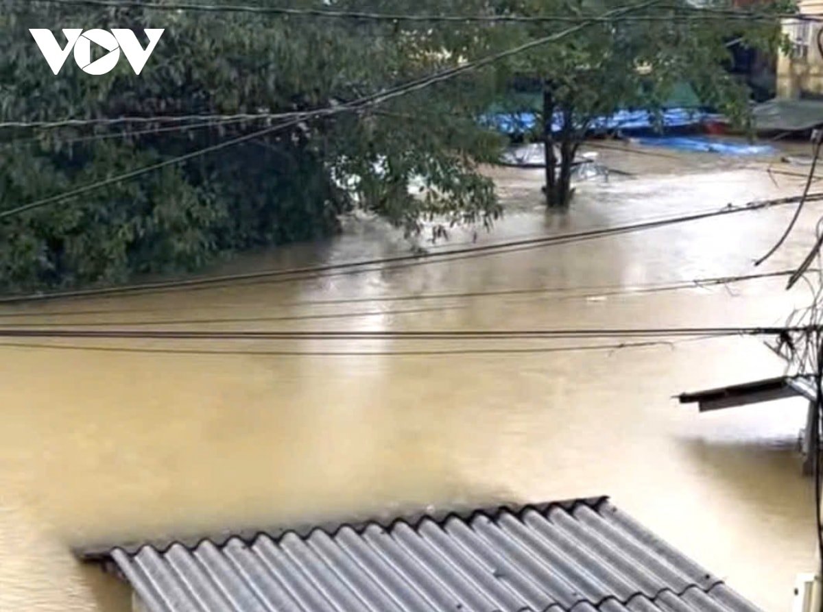 mua lon, hang tram ngoi nha o hue bi ngap, nhieu tuyen giao thong te liet hinh anh 4
