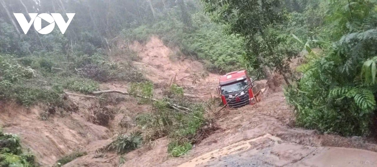 Da nang sat lo lien tiep, giai cuu 2 nguoi dan mac ket giua dong lu hinh anh 4