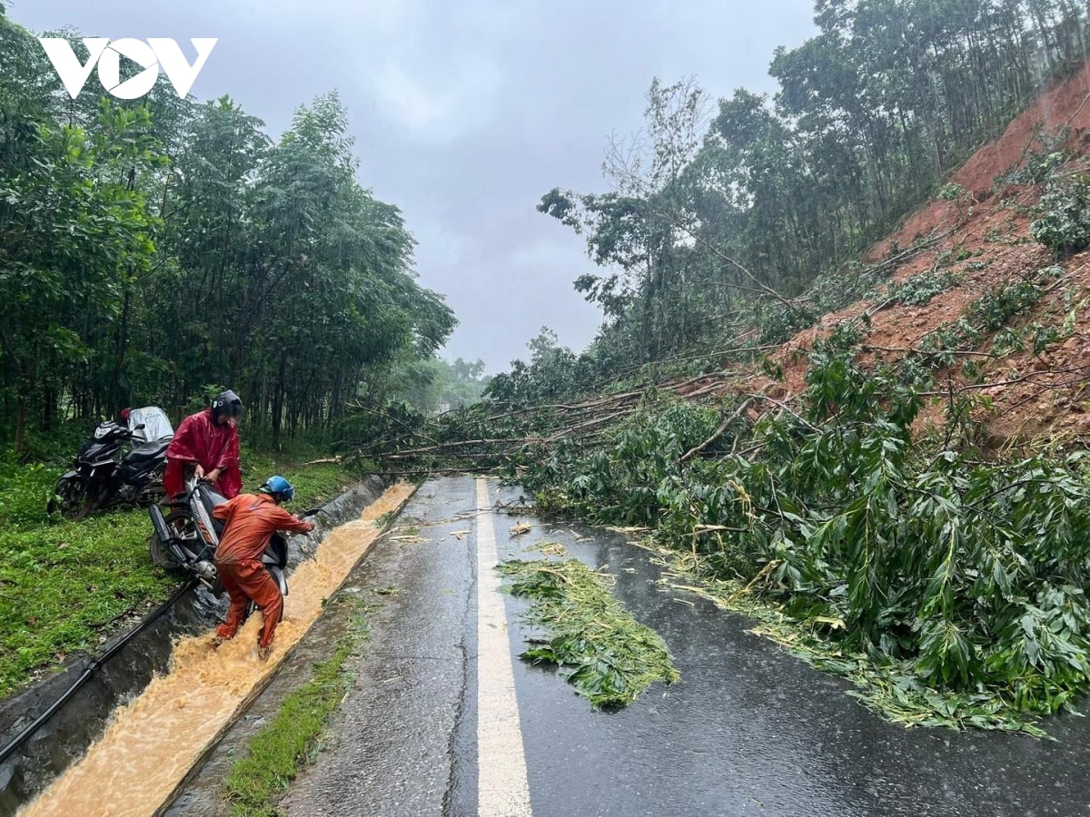 Da nang sat lo lien tiep, giai cuu 2 nguoi dan mac ket giua dong lu hinh anh 3