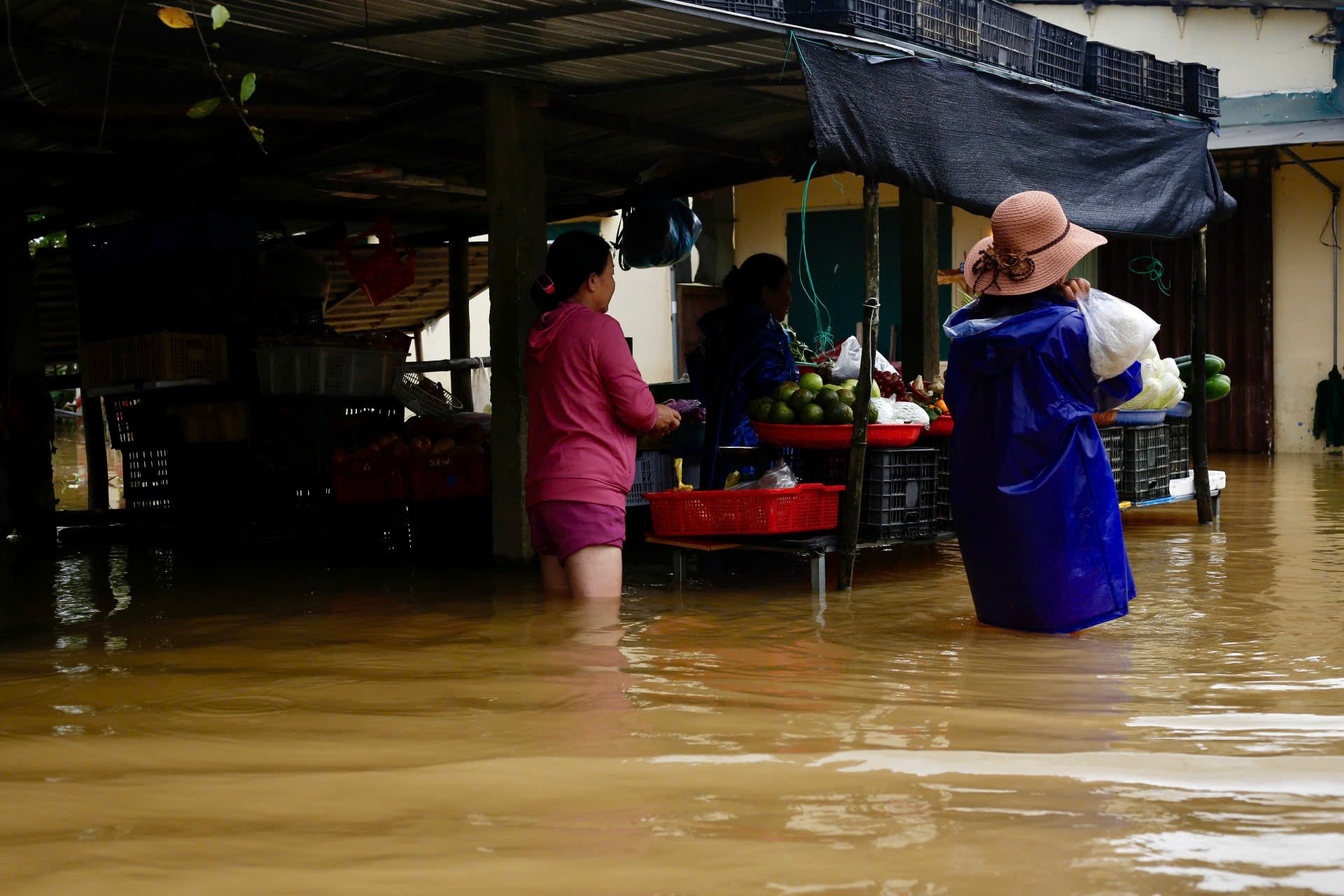 Nhiều khu vực ở Huế ngập sâu trong ngày 17/11.