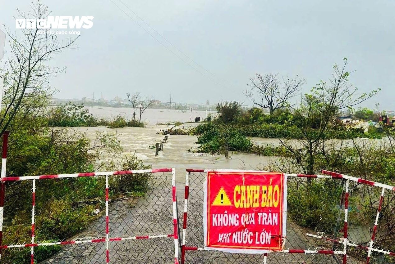 Những nơi có nước lũ chảy xiết trên địa bàn tỉnh Gia Gia được lực lượng chức năng cắm chốt cảnh báo, cấm người và phương tiện đi qua.