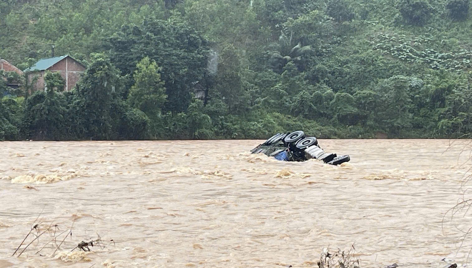 Sau khi nước rút, chiếc xe bị lũ cuốn được xác định nằm cách cầu tràn khoảng 100 mét