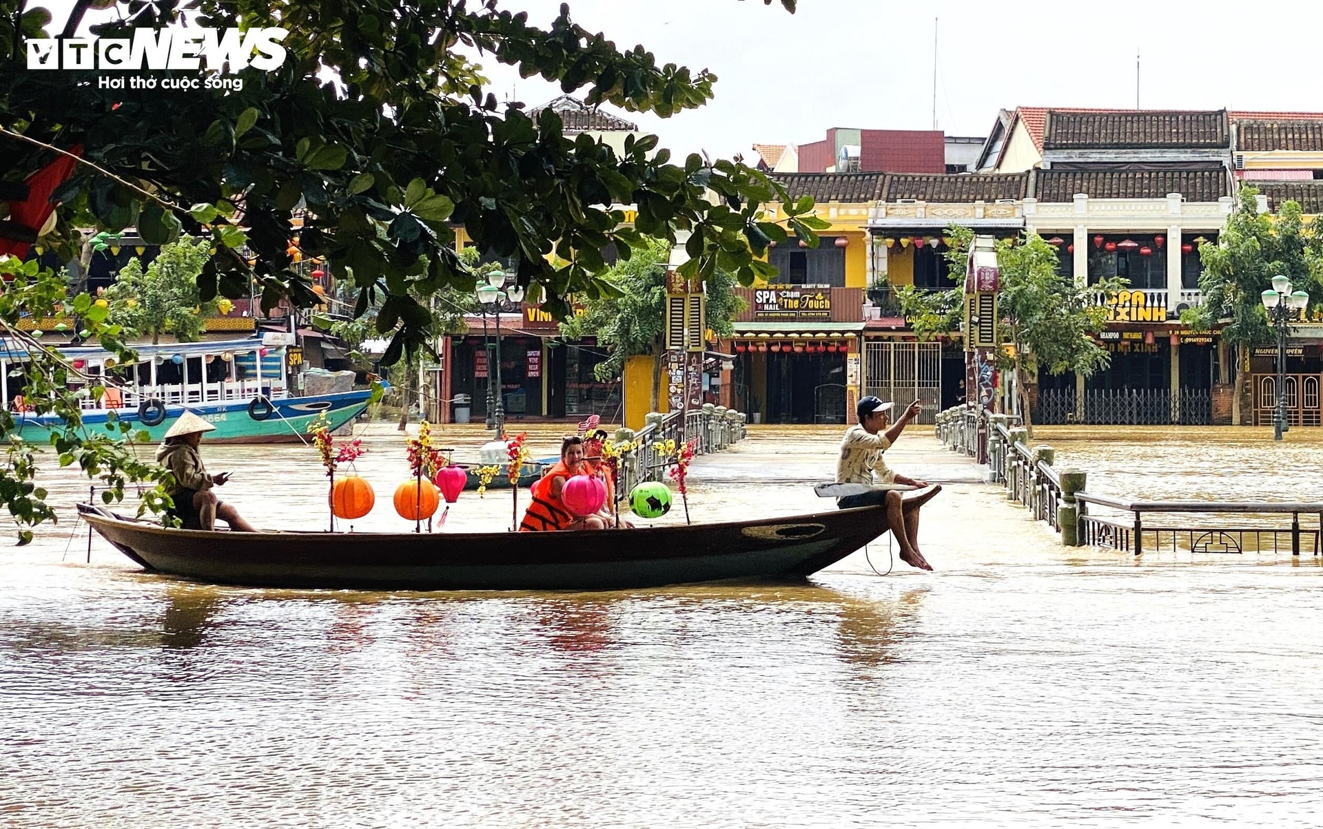 Hiện nay, lũ trên sông Vu Gia- Thu Bồn đang dao động ở mức trên BĐ2 đến trên BĐ3.