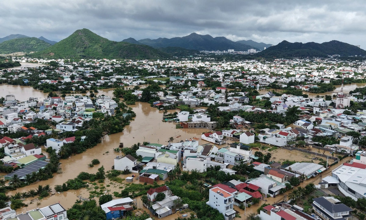 Chiều 17/11, nhiều khu vực trên địa bàn tỉnh Khánh Hòa ngập sâu. (Ảnh: TP)