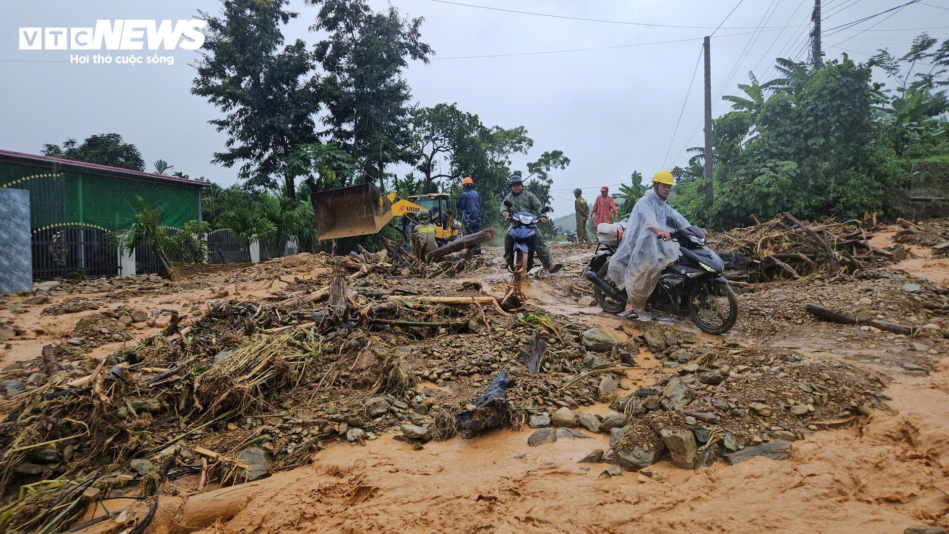 Máy móc được đưa đến hiện trường để dọn dẹp.