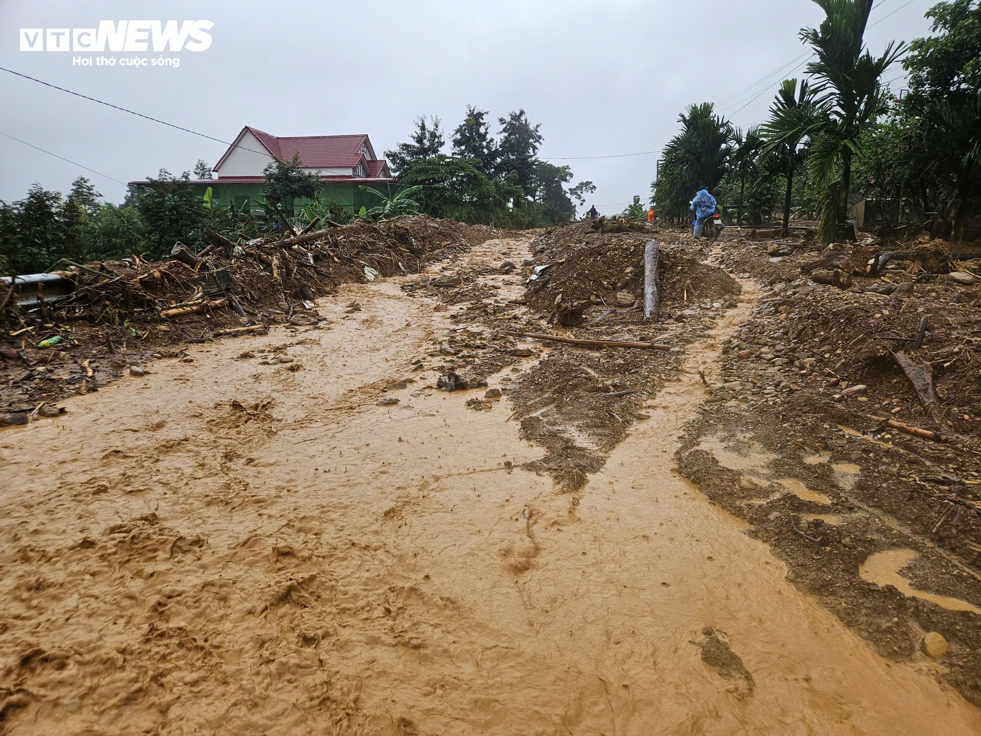 Đất đá chắn ngang đường khiến giao thông tê liệt.