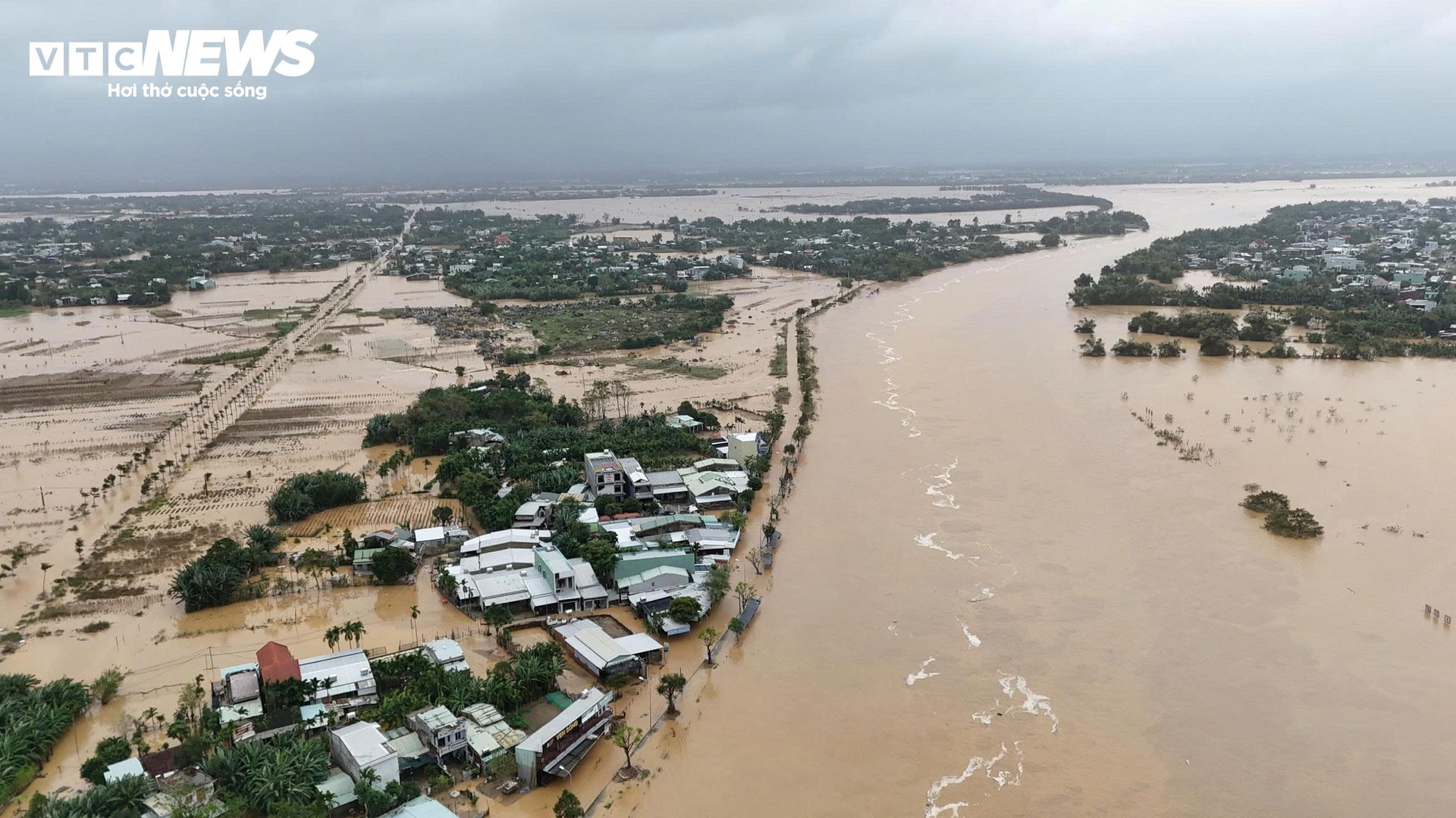 Vùng rốn lũ Đại Lộc ở Đà Nẵng ngập sâu.