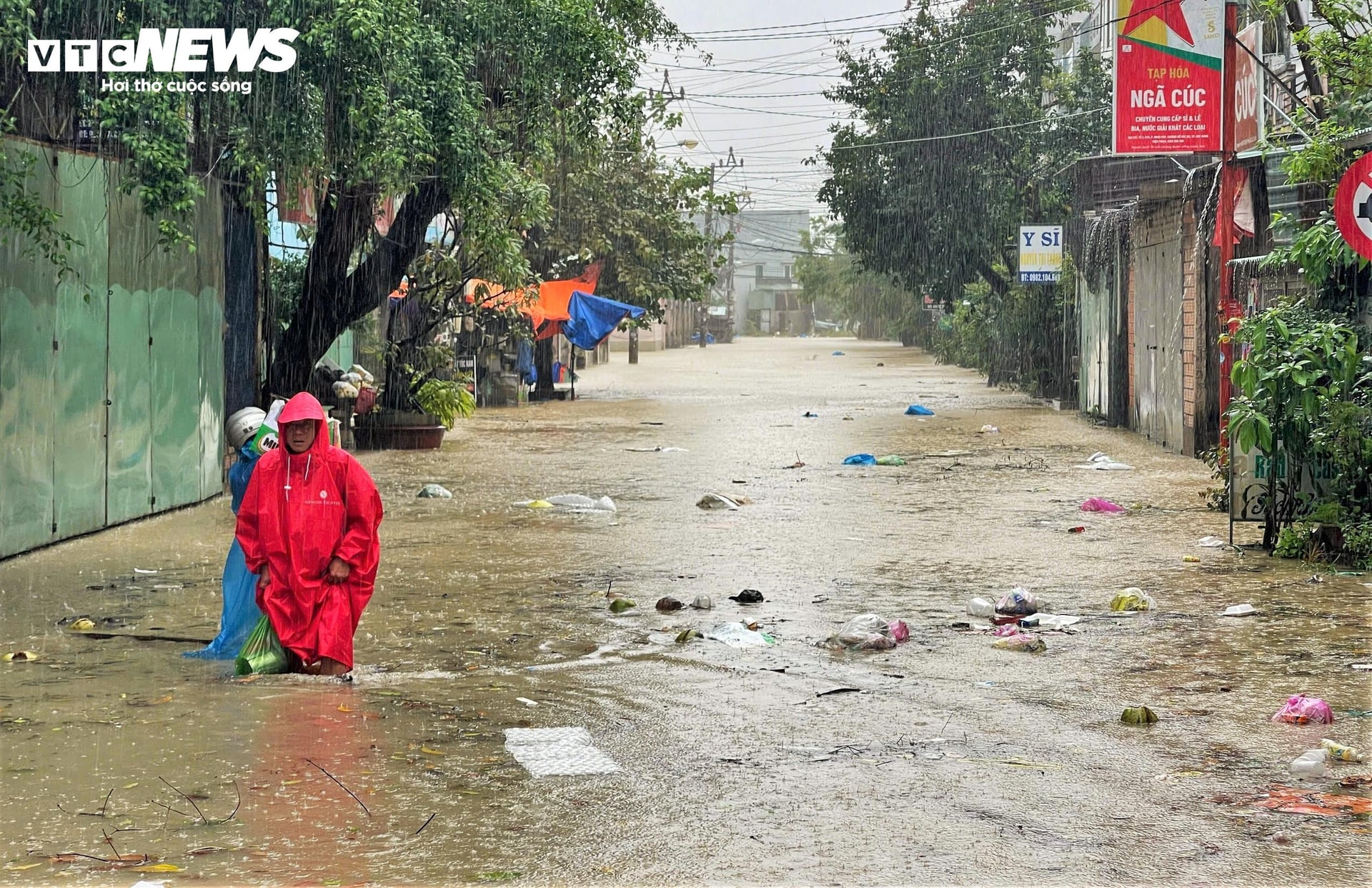 Nước dâng cao, tràn vào nhà dân tại các vùng thấp trũng như xã Tuy Phước, Tuy Phước Đông, phường Quy Nhơn, Quy Nhơn Đông...