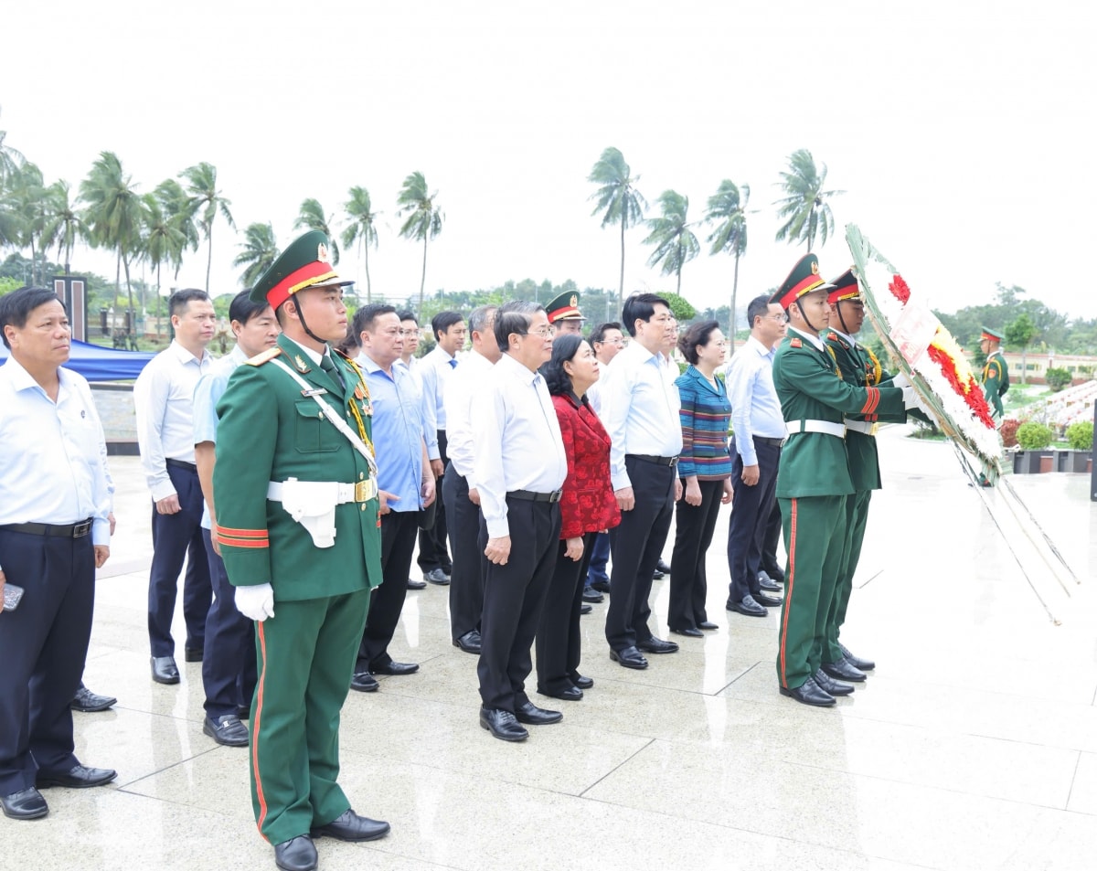 chủ tịch nước lương cường thăm hỏi bà con vùng lũ ở Đà nẵng hình ảnh 2 chu tich nuoc luong cuong tham hoi ba con vung lu o Da nang hinh anh 2