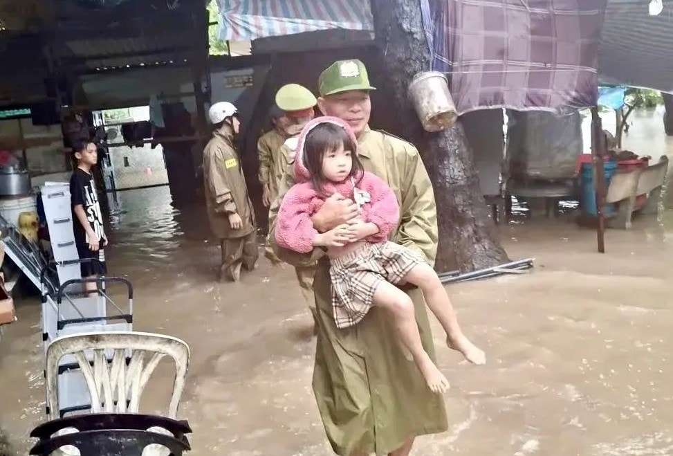 mua lu o khanh hoa di doi dan trong dem, nhieu truong cho hoc sinh nghi hoc hinh anh 1