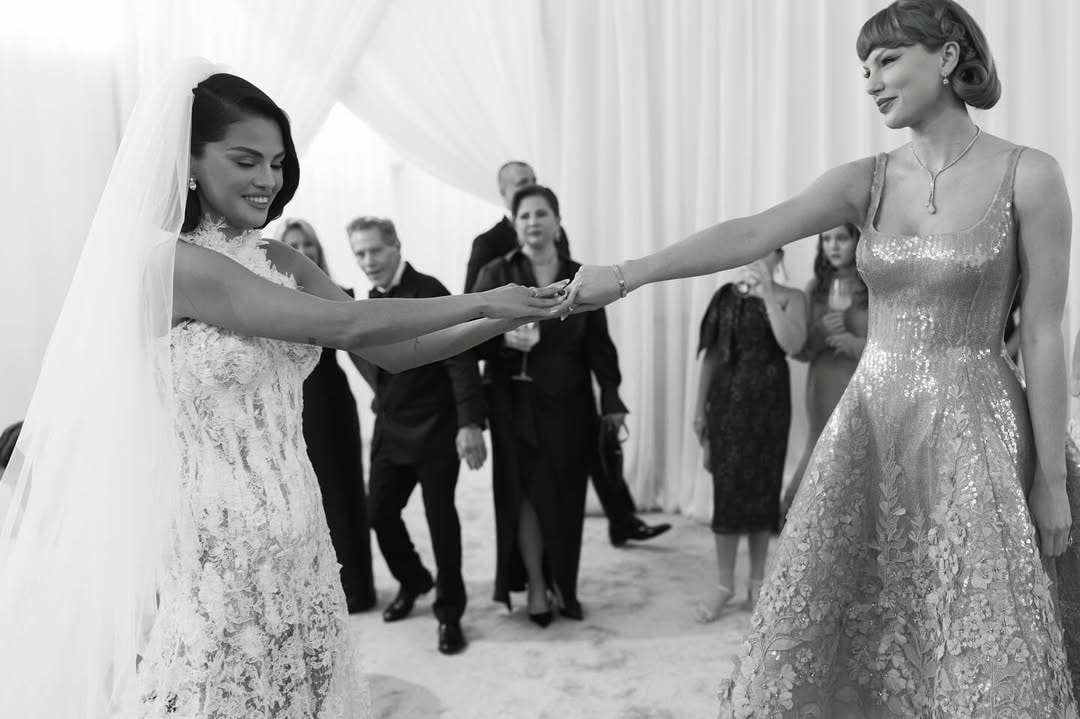 taylor swift nắm tay selena gomez đầy xúc động tại đám cưới hình ảnh 1 taylor swift nam tay selena gomez day xuc dong tai dam cuoi hinh anh 1