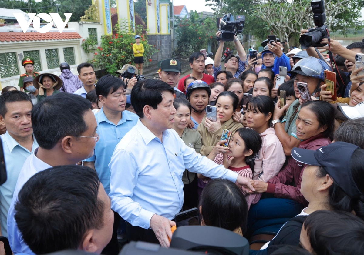 chủ tịch nước lương cường thăm hỏi bà con vùng lũ ở Đà nẵng hình ảnh 1 chu tich nuoc luong cuong tham hoi ba con vung lu o Da nang hinh anh 1