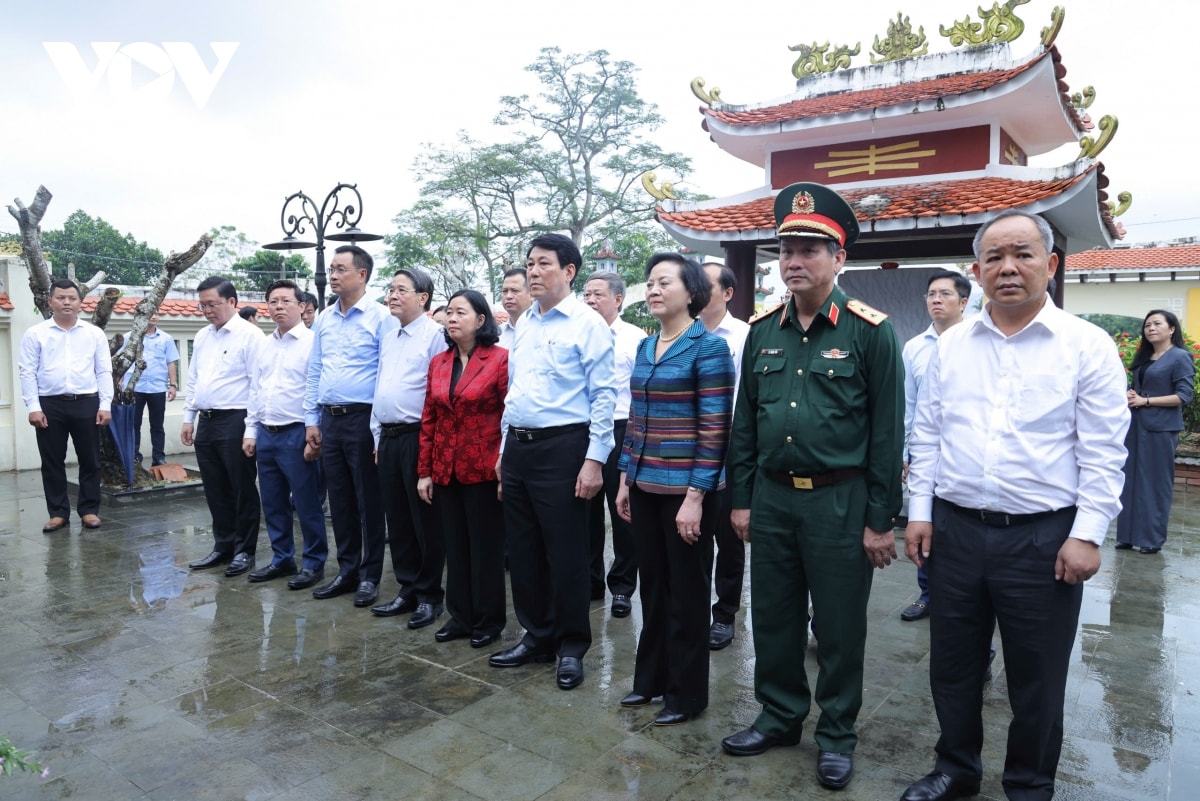 chủ tịch nước lương cường thăm hỏi bà con vùng lũ ở Đà nẵng hình ảnh 3 chu tich nuoc luong cuong tham hoi ba con vung lu o Da nang hinh anh 3