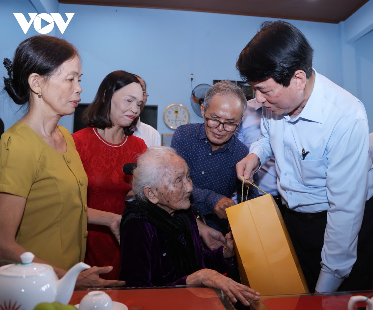 chủ tịch nước lương cường thăm hỏi bà con vùng lũ ở Đà nẵng hình ảnh 5 chu tich nuoc luong cuong tham hoi ba con vung lu o Da nang hinh anh 5