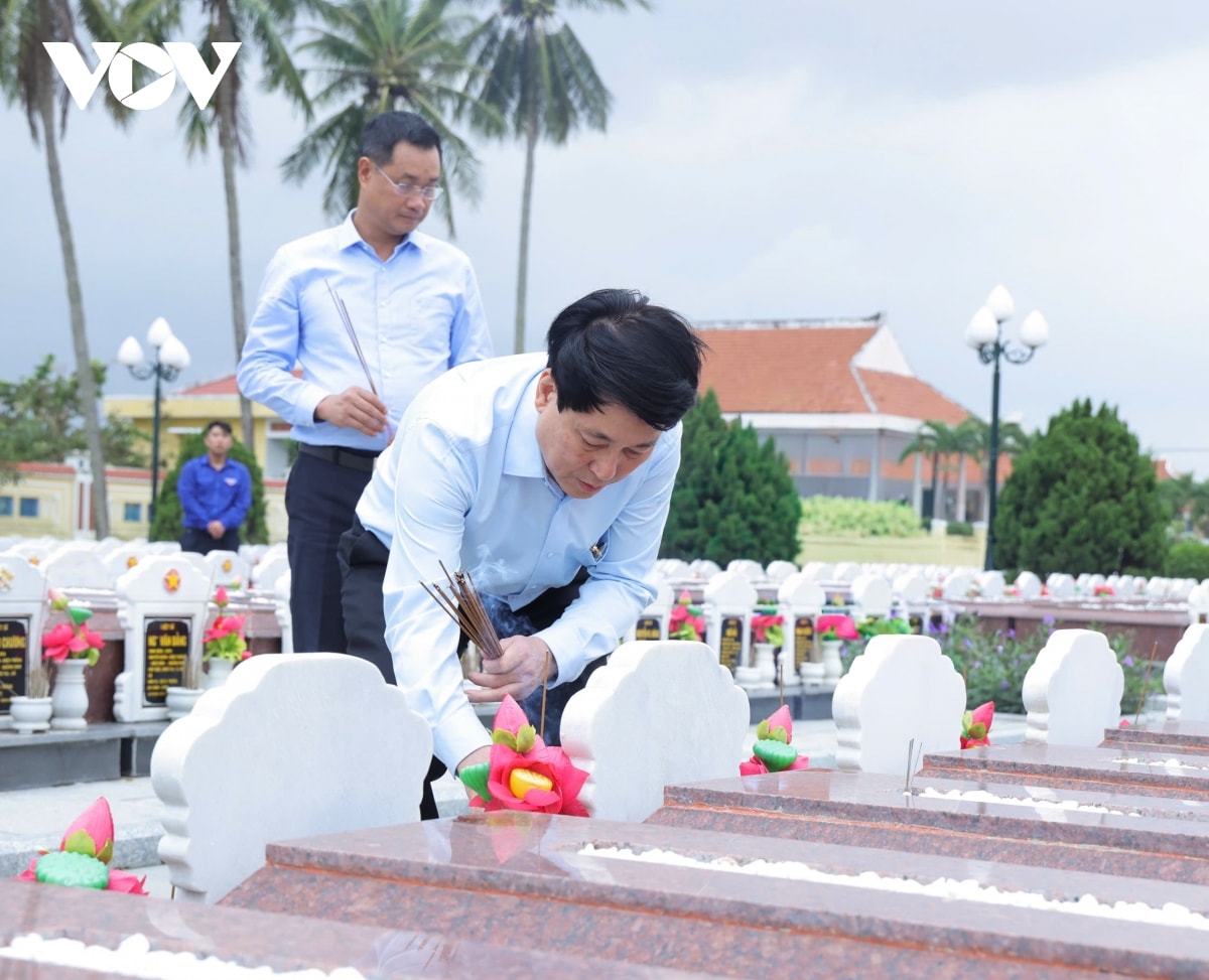 chủ tịch nước lương cường thăm hỏi bà con vùng lũ ở Đà nẵng hình ảnh 4 chu tich nuoc luong cuong tham hoi ba con vung lu o Da nang hinh anh 4