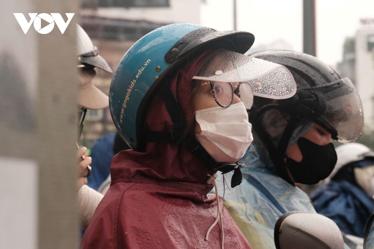 nguoi ha noi chen chan tren duong, co ro trong mua ret hinh anh 10