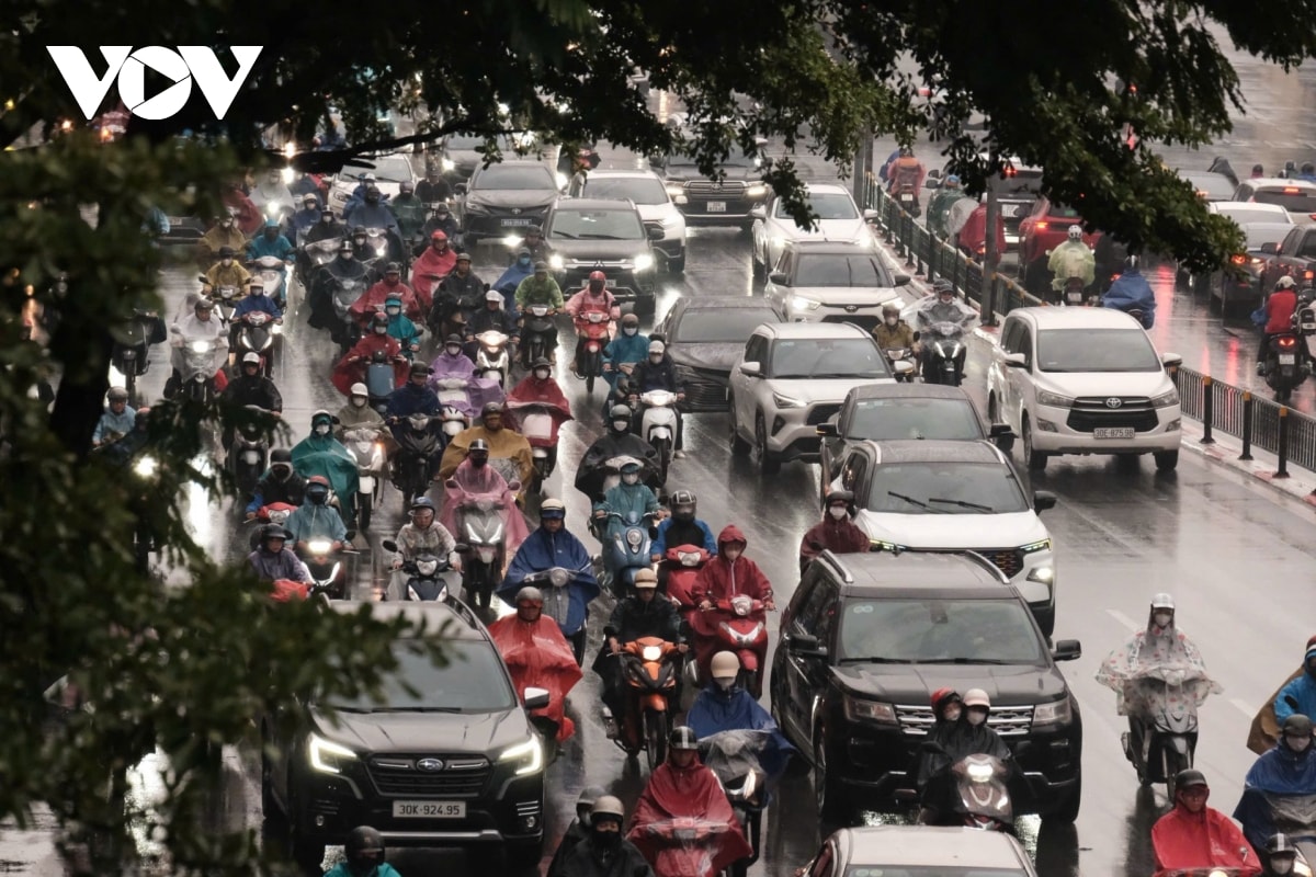 nguoi ha noi chen chan tren duong, co ro trong mua ret hinh anh 12
