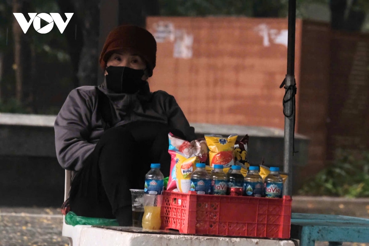 nguoi ha noi chen chan tren duong, co ro trong mua ret hinh anh 9