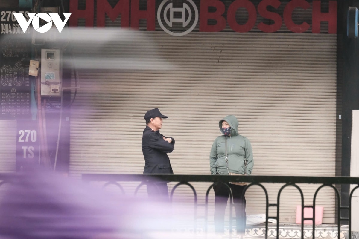 nguoi ha noi chen chan tren duong, co ro trong mua ret hinh anh 1