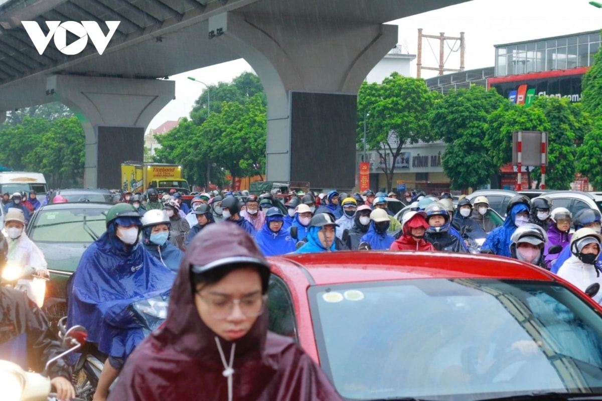 nguoi ha noi chen chan tren duong, co ro trong mua ret hinh anh 6