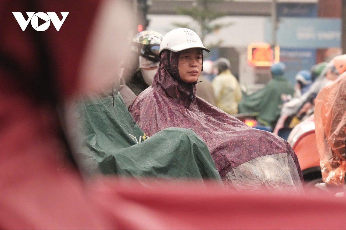 nguoi ha noi chen chan tren duong, co ro trong mua ret hinh anh 3