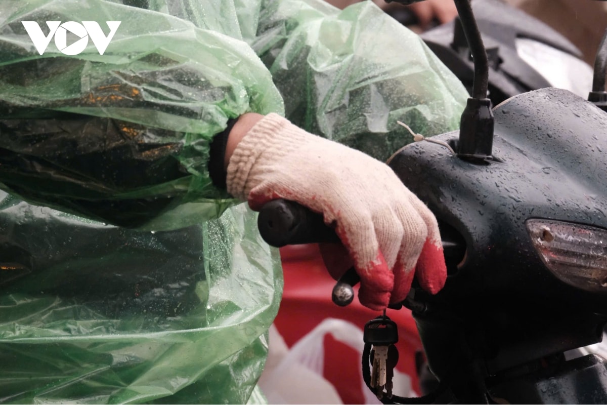 nguoi ha noi chen chan tren duong, co ro trong mua ret hinh anh 4