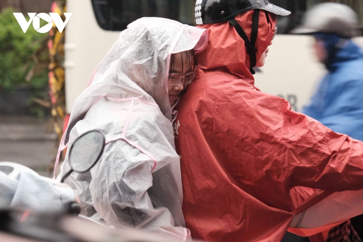 nguoi ha noi chen chan tren duong, co ro trong mua ret hinh anh 5