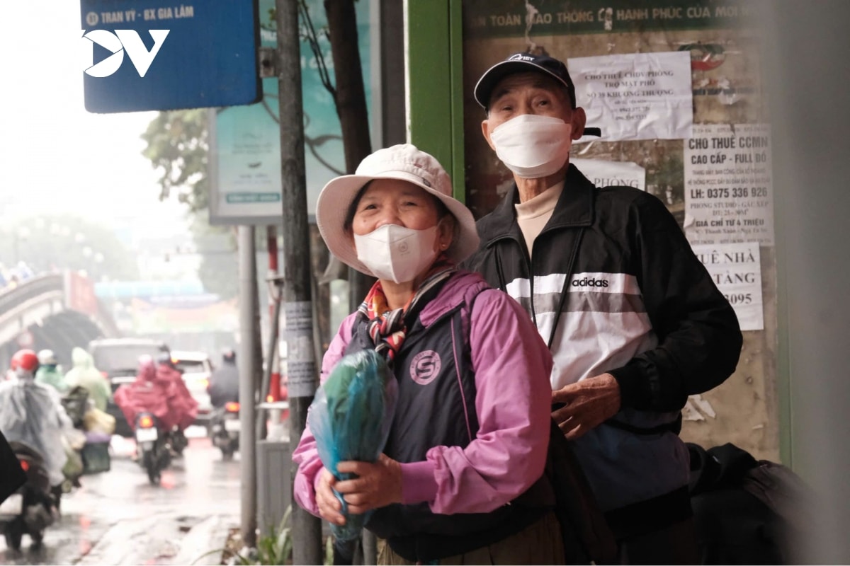 nguoi ha noi chen chan tren duong, co ro trong mua ret hinh anh 8