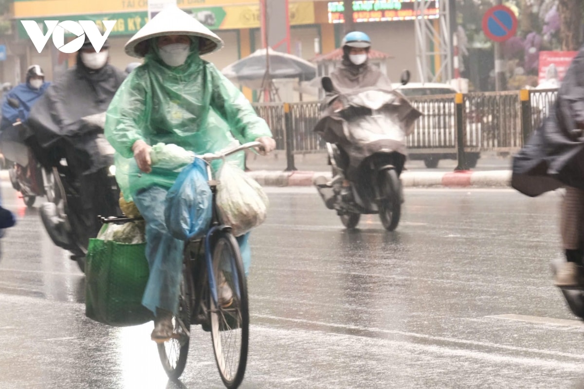 nguoi ha noi chen chan tren duong, co ro trong mua ret hinh anh 11