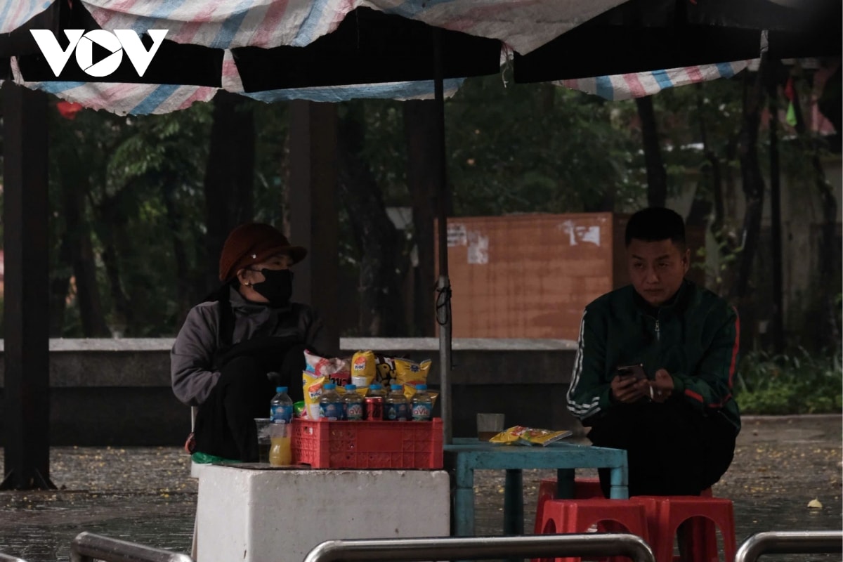 nguoi ha noi chen chan tren duong, co ro trong mua ret hinh anh 2