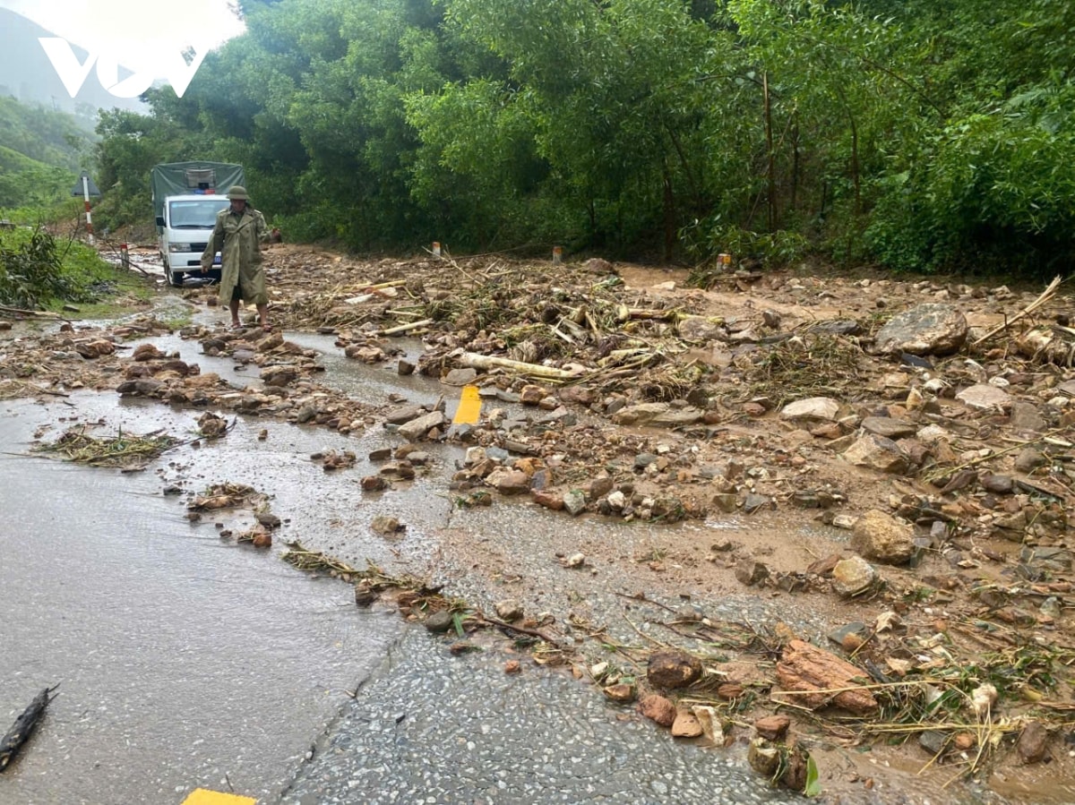sạt lở nghiêm trọng trên tỉnh lộ 623, quảng ngãi hình ảnh 2 sat lo nghiem trong tren tinh lo 623, quang ngai hinh anh 2