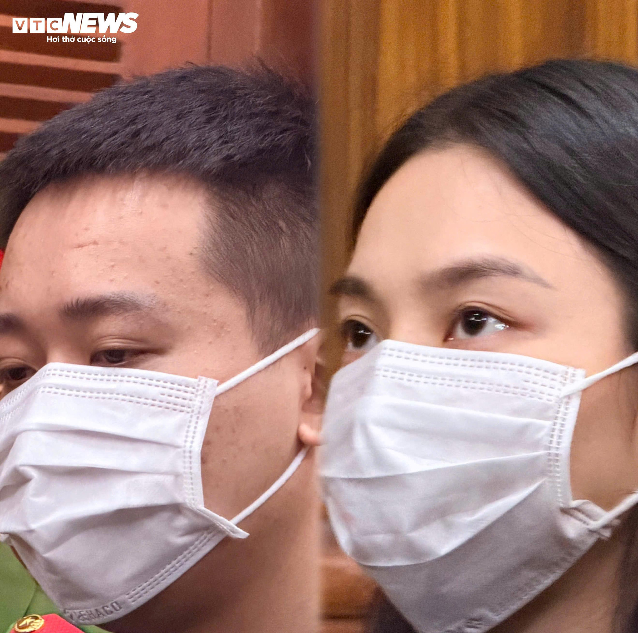 Bị cáo Phạm Quang Linh (trái) và Nguyễn Thúc Thuỳ Tiên tại phiên toà.