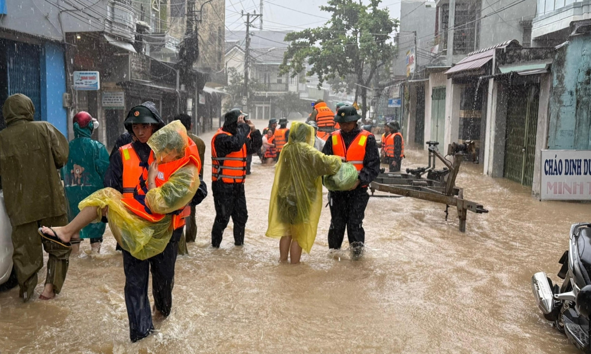 Lực lượng tỉnh Đắk Lắk cứu hộ người dân phường Tuy Hòa ra khỏi khu vực nước lũ dâng cao.