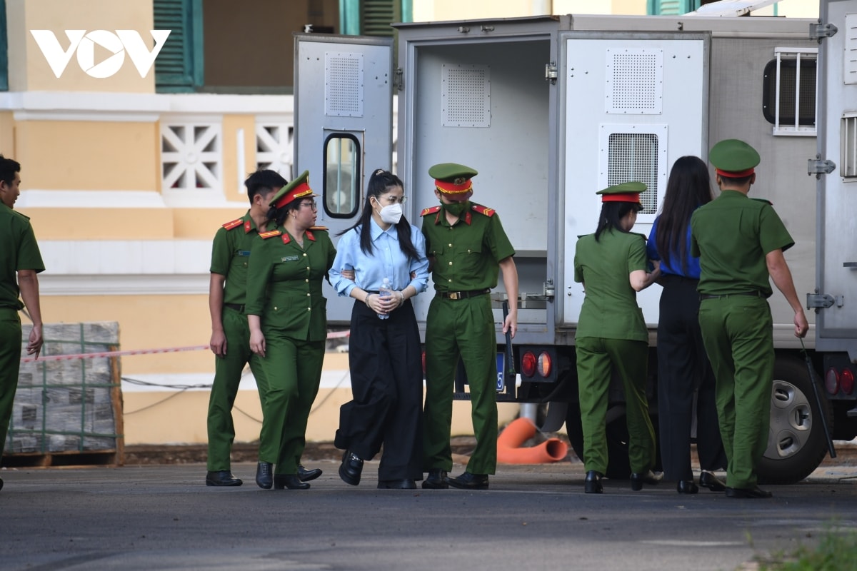 xét xử hoa hậu thùy tiên, quang linh vlogs, hằng du mục trong vụ án kẹo kera hình ảnh 2 xet xu hoa hau thuy tien, quang linh vlogs, hang du muc trong vu an keo kera hinh anh 2