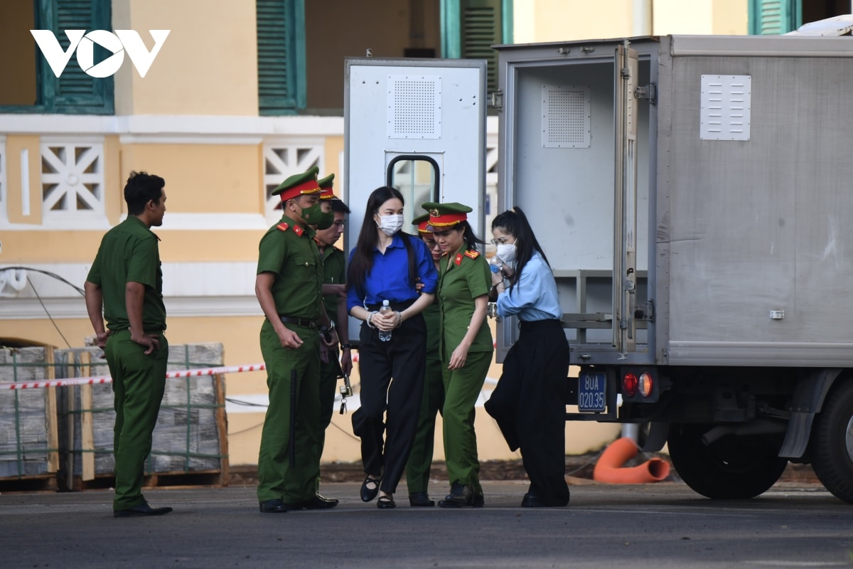 xét xử hoa hậu thùy tiên, quang linh vlogs, hằng du mục trong vụ án kẹo kera hình ảnh 1 xet xu hoa hau thuy tien, quang linh vlogs, hang du muc trong vu an keo kera hinh anh 1