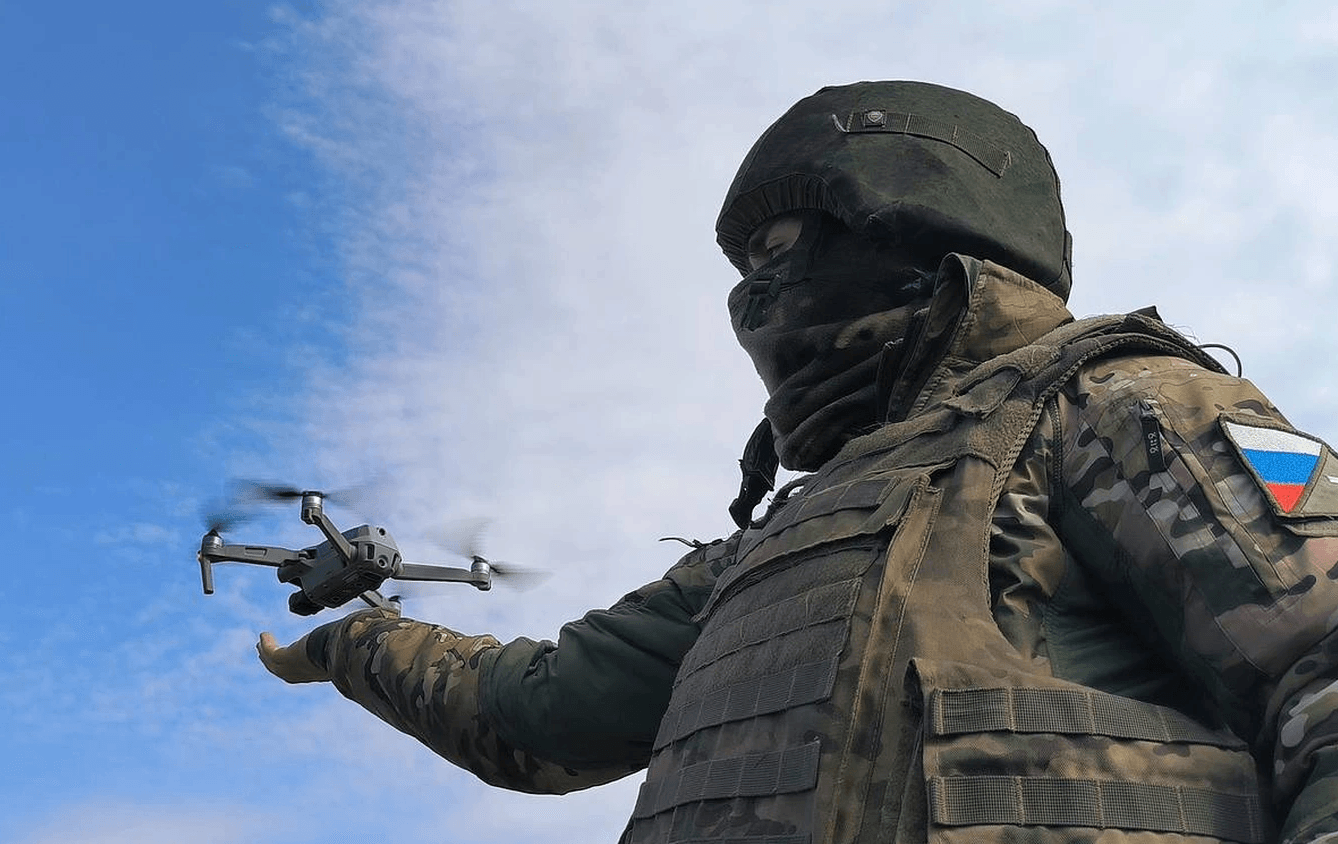 Binh sĩ Nga vận hành UAV cỡ nhỏ. (Ảnh: TASS)